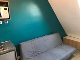 Studio for rent for €1,100 per month in Paris, Rue Clapeyron