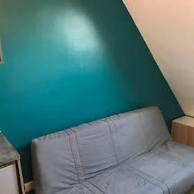 Studio for rent for €1,100 per month in Paris, Rue Clapeyron