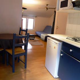 Studio for rent for €750 per month in Brussels, Rue des Pigeons