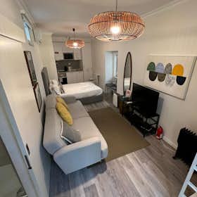 单间公寓 正在以 €1,600 的月租出租，其位于 Lisbon, Rua de Santo Estêvão