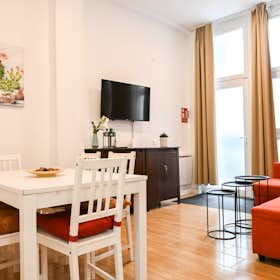 Apartment for rent for €3,800 per month in Madrid, Calle de la Huerta del Bayo