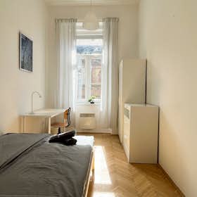 Private room for rent for HUF 150,220 per month in Budapest, Wesselényi utca