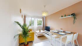 Appartement te huur voor € 1.575 per maand in Oullins-Pierre-Bénite, Rue du Petit Revoyet