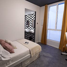 Private room for rent for €1,071 per month in Madrid, Calle del Póstigo de San Martín