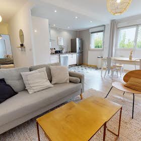 Appartement te huur voor € 1.000 per maand in Cenon, Rue Martin du Gard