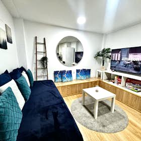 Apartment for rent for €2,099 per month in Madrid, Calle Mediodía Grande