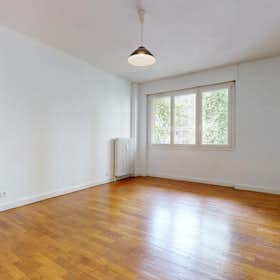 Appartement te huur voor € 890 per maand in Grenoble, Place Paul Mistral