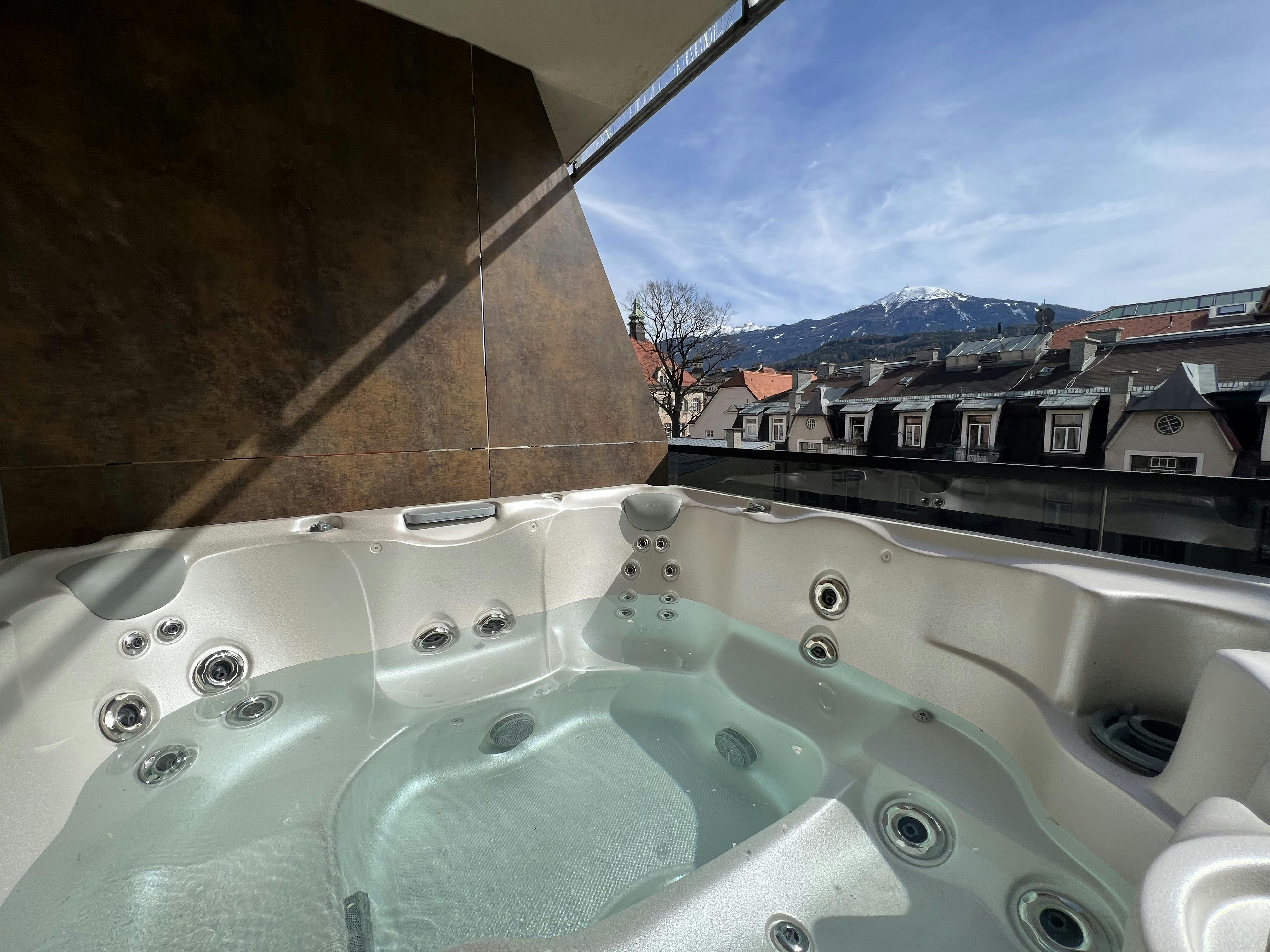 Apartment for rent for €4,000 per month in Innsbruck, Heiliggeiststraße