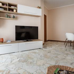 Apartment for rent for €2,450 per month in Milan, Viale Campania