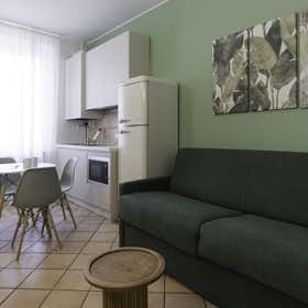 Apartment for rent for €2,350 per month in Milan, Via dei Transiti