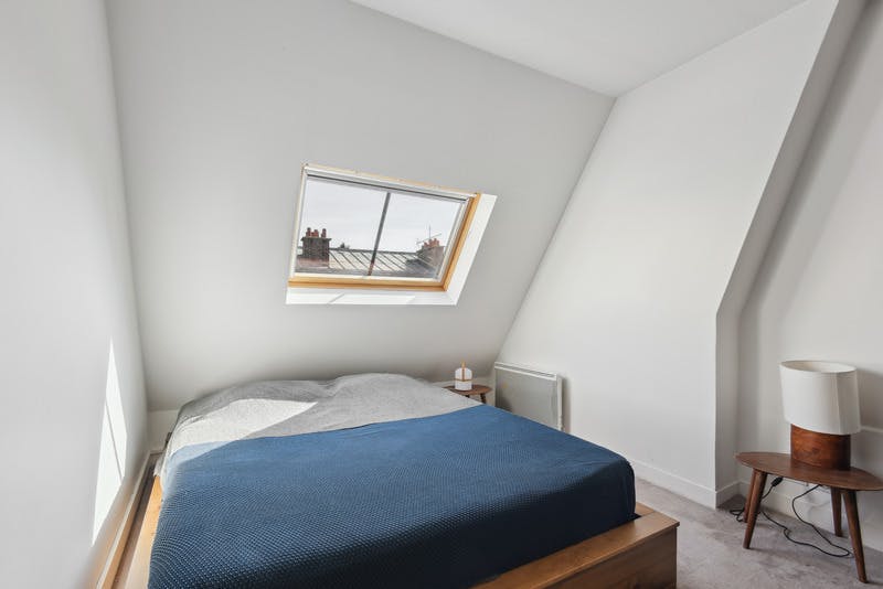 Building for rent on Rue Marbeuf, Paris - Plus