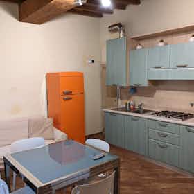 公寓 正在以 €1,400 的月租出租，其位于 Florence, Via del Campuccio