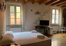 Studio for rent for €1,400 per month in Bologna, Via dell'Inferno