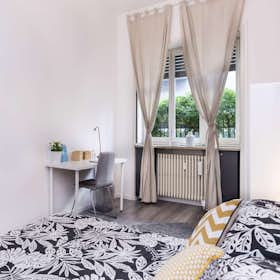 Private room for rent for €1,005 per month in Milan, Via Guglielmo Corrado Röntgen
