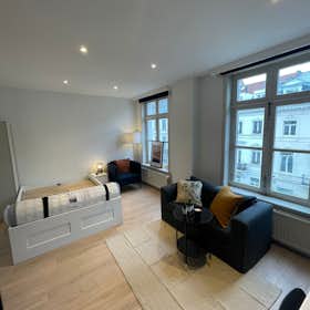 Studio for rent for €1,000 per month in Saint-Josse-ten-Noode, Rue Royale