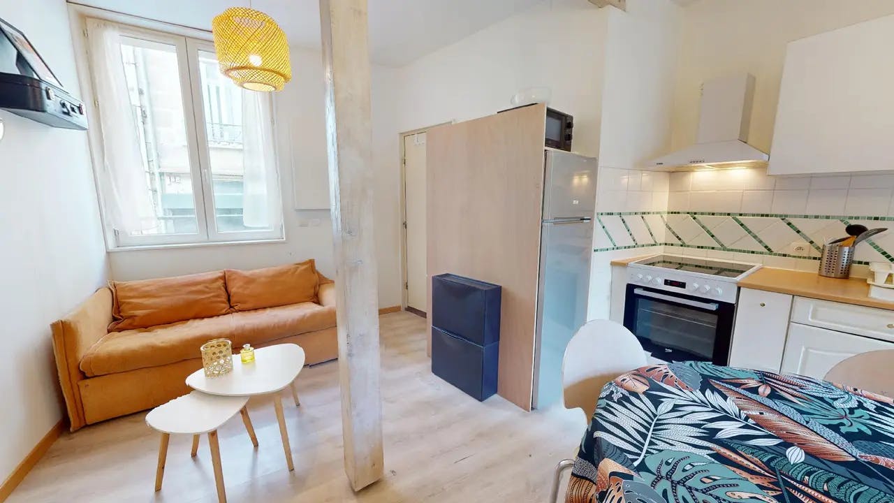 公寓 正在以 €472 的月租出租，其位于 Saint-Étienne, Rue des Frères Chappe