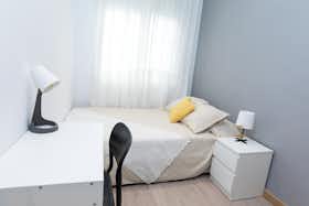 Private room for rent for €390 per month in Zaragoza, Calle Baltasar Gracián