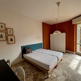 房源 正在以 €1,250 的月租出租，其位于 Milan, Via Farsaglia