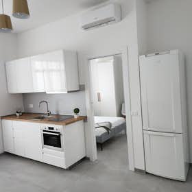 公寓 正在以 €1,300 的月租出租，其位于 Milan, Via Costantino Baroni