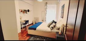 Appartement te huur voor € 1.200 per maand in Rome, Via Val Santerno