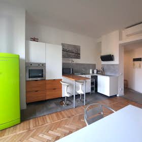 公寓 正在以 €1,850 的月租出租，其位于 Milan, Viale Monte Nero