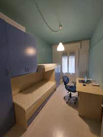 Отдельная комната сдается в аренду за 420 € в месяц в Parma, Piazza Ghiaia