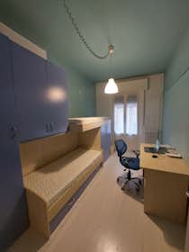 Privé kamer te huur voor € 420 per maand in Parma, Piazza Ghiaia