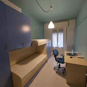 Приватна кімната за оренду для 420 EUR на місяць у Parma, Piazza Ghiaia