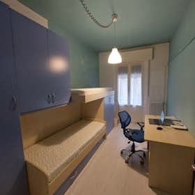 Отдельная комната сдается в аренду за 420 € в месяц в Parma, Piazza Ghiaia