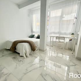 Private room for rent for €295 per month in Sevilla, Avenida Sánchez Pizjuan