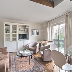 Apartment for rent for €2,280 per month in Paris, Rue du Parc Royal