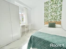 Отдельная комната сдается в аренду за 320 € в месяц в Sevilla, Avenida Sánchez Pizjuan