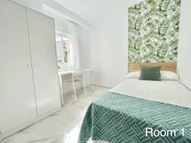 私人房间 正在以 €320 的月租出租，其位于 Sevilla, Avenida Sánchez Pizjuan