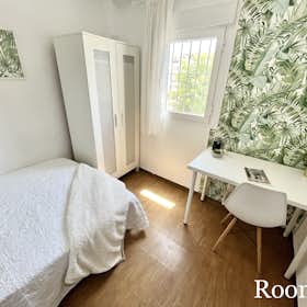 Private room for rent for €295 per month in Sevilla, Calle Doctor Domínguez Rodiño