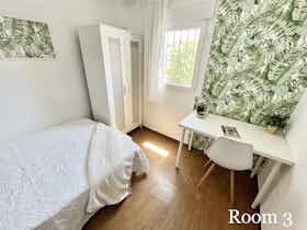 Private room for rent for €830 per month in Sevilla, Calle Doctor Domínguez Rodiño