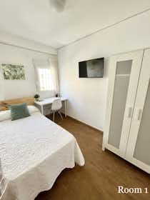 Pokój prywatny do wynajęcia za 295 € miesięcznie w mieście Sevilla, Calle Doctor Domínguez Rodiño