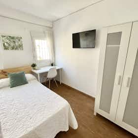 私人房间 正在以 €295 的月租出租，其位于 Sevilla, Calle Doctor Domínguez Rodiño