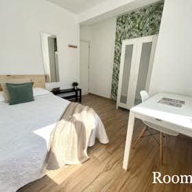 Private room for rent for €830 per month in Sevilla, Barriada La Palmilla