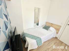 Приватна кімната за оренду для 310 EUR на місяць у Sevilla, Barriada La Palmilla