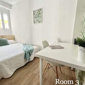 Отдельная комната сдается в аренду за 330 € в месяц в Sevilla, Barriada La Palmilla