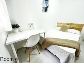 私人房间 正在以 €330 的月租出租，其位于 Sevilla, Calle Granate