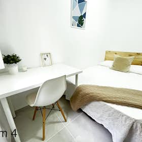 私人房间 正在以 €330 的月租出租，其位于 Sevilla, Calle Granate