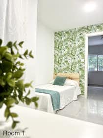 私人房间 正在以 €295 的月租出租，其位于 Sevilla, Calle Granate