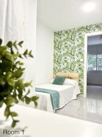 Приватна кімната за оренду для 295 EUR на місяць у Sevilla, Calle Granate