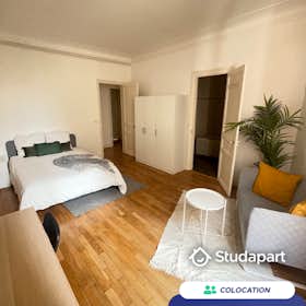 Private room for rent for €1,240 per month in Paris, Boulevard Gouvion-Saint-Cyr