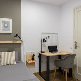 Private room for rent for €952 per month in Barcelona, Carrer de Balmes