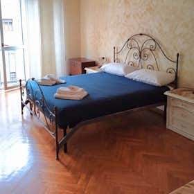 Apartment for rent for €1,750 per month in Turin, Via Filadelfia