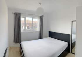 Квартира сдается в аренду за 2 239 £ в месяц в Mitcham, Lowry Crescent