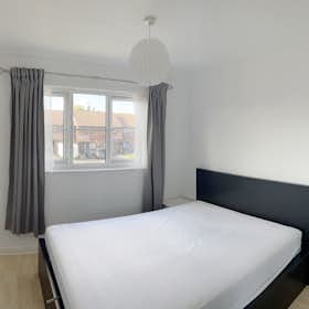 Lägenhet att hyra för 2 202 GBP i månaden i Mitcham, Lowry Crescent