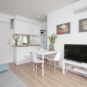 Apartment for rent for €1,275 per month in Madrid, Calle de Mendívil